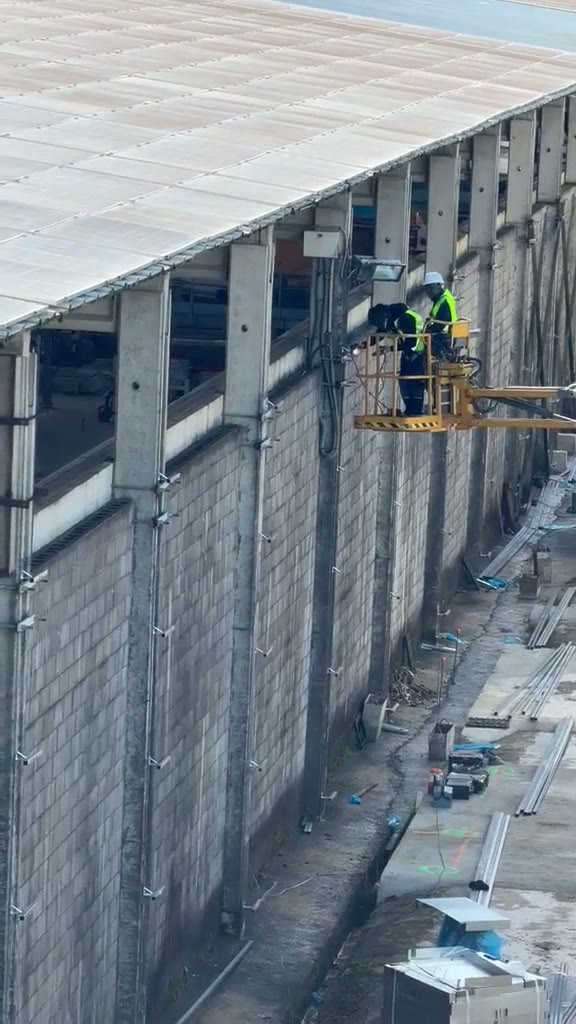 Revestiment de façana industrial amb planxa metàl·lica